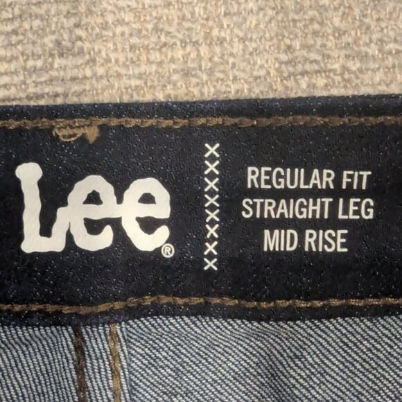 New Lee Women’s Petite Midrise Mid  Rise Straight Leg Dark Wash Jeans, size  6P - Picture 3 of 6